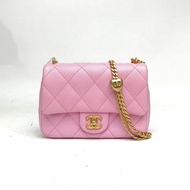 CHANEL 23PCF口蓋包粉色荔枝牛皮晶片開金扣愛心金球肩帶