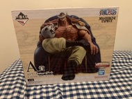萬代（BANDAI)推出的一番賞《海賊王 白鬍鬚海賊團～老爹與兒子們～》A賞  艾德華．紐蓋特（白鬍子坐姿）