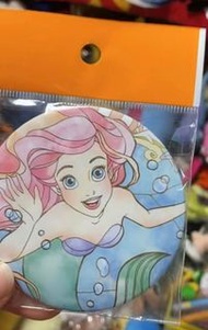 日本絕版美人魚大襟章徽章扣針。貝兒美女與野獸城堡公主Belle 茉莉Jasmine模型阿拉丁燈神 qposket。代購Disney日本東京迪士尼限定正版 愛麗絲Alice 睡公主茉莉阿拉丁玻璃鞋貝兒 