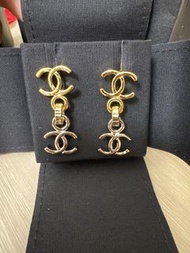 Chanel 雙色吊墜耳環