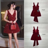Swan Studio : มินิเดรสผ้ากำมะหยี่เนื้อ matte สีแดง ติดอะไหล่เพชรเย็บมือ ด้านหลังมีโบว์ยาว สวยมากชุดน