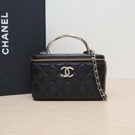 CHANEL 24K長盒子化妝包帶鏡子16黑色羊皮鐳射標淺金扣單皮穿鏈肩帶金屬手柄晶片開肩背包