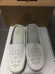 NEW Oxbridge Town white flat size 40