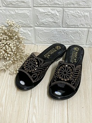 Dép Guốc Nữ Đế Vuông 3 Phân Giày Sandal Nữ Mũi Tròn Quai Ngang đính cườm TRUNG NIÊN Êm Chân 3cm