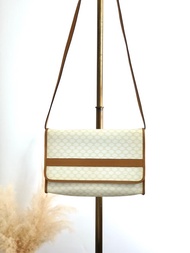 【 日本直送 名牌中古包 】CELINE 賽琳 馬車LOGO 側背包 白色 PVC皮革 vintage 古董 cwjrtc