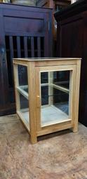 眾藝苑-台灣檜木桌上型玻璃小櫃（濃濃檜木香）。尺吋：寬36*高52*深43公分。