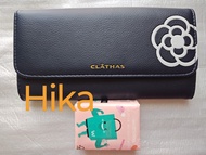 CLATHAS 雜誌附錄。山茶花。 Wallet 長銀包。Cross body。手機袋。斜孭袋。收納袋。證件袋。尺寸大約(cm) 21 X 10.5 X 3 袋帶可較長短。全新 100% new 。紙