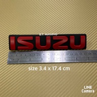 โลโก้  ติดหน้ากระจัง ISUZU D-max ปี 2003 - 2011 สีแดงพื้นดำ ขนาด 3.4 x 17.4 cm ราคาต่นอชิ้