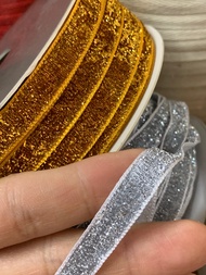 ริบบิ้นแฟนซีผ้ากากเพชรสีทองขนาด10มิลอย่างดี สีสวย(ยาว5เมตร)