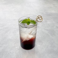 黃銅攪拌器掛在邊緣