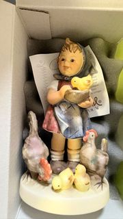 德國德國著名陶瓷品牌 M.I. Hummel（喜姆娃娃 / 漢梅爾陶瓷人偶 陶瓷擺件公仔Goebel M.I. Hummel of Feeding Time喜姆娃 陶瓷公仔 復古 文青文藝復興 懷舊 