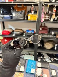 【鄭峰香水。精品】Yohji Yamamoto 鏤空鏡腳長尾夾造型鏡框墨鏡