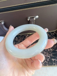 獨籽和田玉手鐲  自己的原石出的粗圓條，粗14mm 55圈，絕對是重量級的小精品，肉眼可見的柔潤細糯，唔係廣義的青海料俄羅斯料可以媲美，獨籽能出一個完美手鐲何其珍貴，看圖說話 所見的所得，就唔再多講解