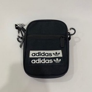 adidas originals 愛迪達 三葉草 festival bag 手機包 斜背包 側背包 腰包 小包 黑