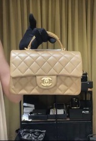 22B經典款回歸 溫柔氣質奶茶色camel 全新 Chanel Mini CF20 20CM Flap Bag with Top Handle 20CM 菱格紋最新金屬晶片（全配 附購證盒子紙袋）