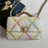 ❤️盒子 防塵都有 連20萬都不用 Chanel 白色幻彩羊皮19