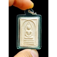 【龍婆坤招財順德崇迪佛】  *附有泰國權威驗證認證卡G-Pra 順德崇迪佛有強力招財起運扭轉噩勢的功效，助佩戴者帶來財富與大量好運，針對橫財不順、財運受阻、手氣不佳人士也有很大的幫助⬆ 可讓佩戴者自然