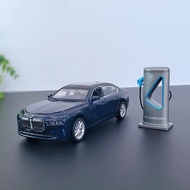 1:32 BMW I7 G70 M70L With Charging Station Alloy Diecast Toy Car Model Sound＆Light Pull Back Childre