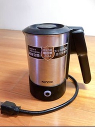 《七成新》原價990/304不鏽鋼 【KINYO】 雙電壓旅行快煮壼 0.6L (AS-HP70) 國際通用雙電壓110V/220V 摺疊防燙手把 快煮水壼 電茶壼 底座 旅行 出國 大口徑壺口 防疫