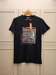 【SUPERDRY】全新 Superdry 厚磅 亮橘城市印花圖案 LOGO 黑色 短T 短袖上衣 - Ouye Select Shop