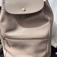 LONGCHAMP Le Foulonne 壓印字母LOGO牛皮釦式翻蓋束口後背包 大象灰