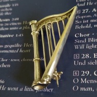 一枚好的胸針 - 給每天彈奏豎琴的你 - 豎琴別針