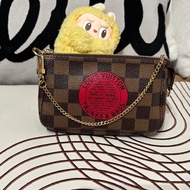 Lv mini pochette limited edition