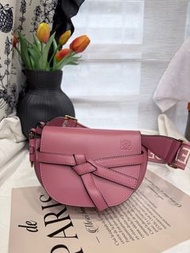 loewe草莓熊粉棕gate馬鞍包