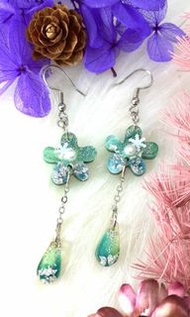 UV Resin DIY hand made Earrings 純手工設計，優雅/漂亮，日本花花造型雪花配仿珍珠，銀色金箔和閃粉耳環.一對! 用 UV Resin 樹脂膠 / 滴膠精心制作超6小時一對