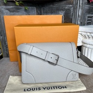 LV全皮new flap郵差斜挎男包 芯片款 荔枝牛皮 淺灰 尺寸約28-7-20有盒塵袋