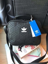 Adidas Originals 3D Mini Airliner Style Shoulder Bag กระเป๋าสะพายข้างแนว sport วัสดุด้านหน้าเนื้อ ma