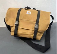 Carhartt 郵差包斜挎包 大容量戶外運動包 卡其色
