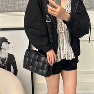 這未免太好看😭🖤 BV 黑金枕頭包｜99新