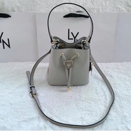 กระเป๋าสะพายทรงจีบ คอลใหม่ทรงถัง LYN มี 5 สี ใช้งาน 2 เเบบ  มีหมุดรองฐาน ขนาด 18X18X13 CM ( 7 นิ้ว)