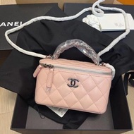 Chanel 粉紅色長盒子