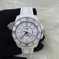 這款手錶是香奈兒（Chanel）的J12 系列腕表