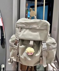 全新 LULU 14L雙肩背包，亞麻色