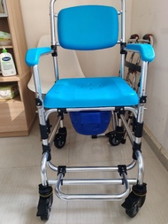 老人護理有轆便椅亦可用作沐浴椅