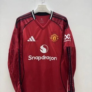 Manchester Uniteds home and away football jerseys for 2025/26: No. 8 B. Fernandes No. 10 Cunha No. 1