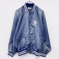 2000 年代的古著SUNTORY BOSS 運動夾克（非賣品），帶有海軍藍色的公司標誌。