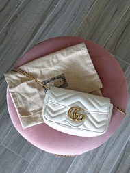 Gucci白色配金扣Classic款真皮小包 Gucci GG Marmont Matelassé Super Mini Shoulder Bag