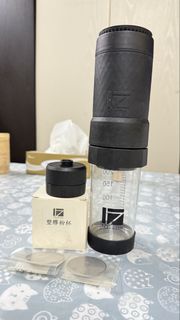 1Zpresso 手沖咖啡機 1Zpresso 手壓咖啡機 連一個金屬粉杯 兩個膠粉杯