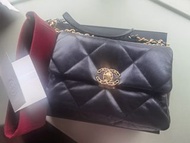 Chanel 19 black goatskin handbag bag medium 山羊皮黑皮手袋包 中size  + zjuto puff inner bag 枕頭內袋