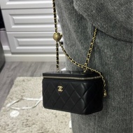 超🔥人氣款😍99新🈶購證😍Chanel黑金菱格紋金球長盒子斜背包單肩包