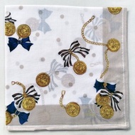 古董 Fendi 手帕 金色獎章與領結印花 18 x 17.5 x 17.5 英吋