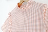 Narinari : MT4636 Frill-Trimmed Gingham Blouse เสื้อลายตาราง แต่งระบายหัวไหล่