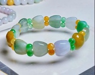 🔥清貨天然冰種緬甸翡翠A玉彩手串🔥多彩冰種翡翠，實物冰冰潤潤，有種有色，種水一流🔥大約Size：13.6mmx厚度6.6mm厚装飽滿🔥寓意：招財黃翡紫貴綠翠.福祿壽.雕刻係蘋果，平平安安🔥只售天然A玉