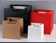 ถุงกระดาษสี่เหลี่ยม ถุงใส่กล่องเค้ก ใส่ของขวัญ กระดาษหนา หูหิ้วผ้า มีหลายสีหลายขนาด พร้อมส่ง