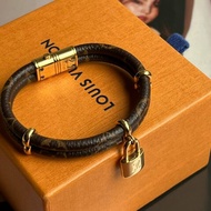 ::LOUIS VUITTON:: LV M8109E Keep It Twice 經典花紋鎖頭手環