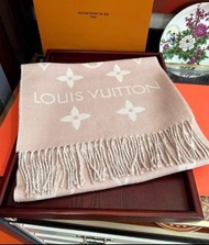 Lv 全新奶茶羊毛圍巾，帶吊牌，經典老花 + 品牌字母，流蘇邊，手感軟糯唔扎，秋冬百搭，男女都可以戴。尺寸186x34cm ，100 % 羊毛，保暖舒服。包裝齊全